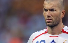 中国竞彩网：辣眼射门！中国男足必进球竟踢飞，球迷痛呼机会浪费太可惜