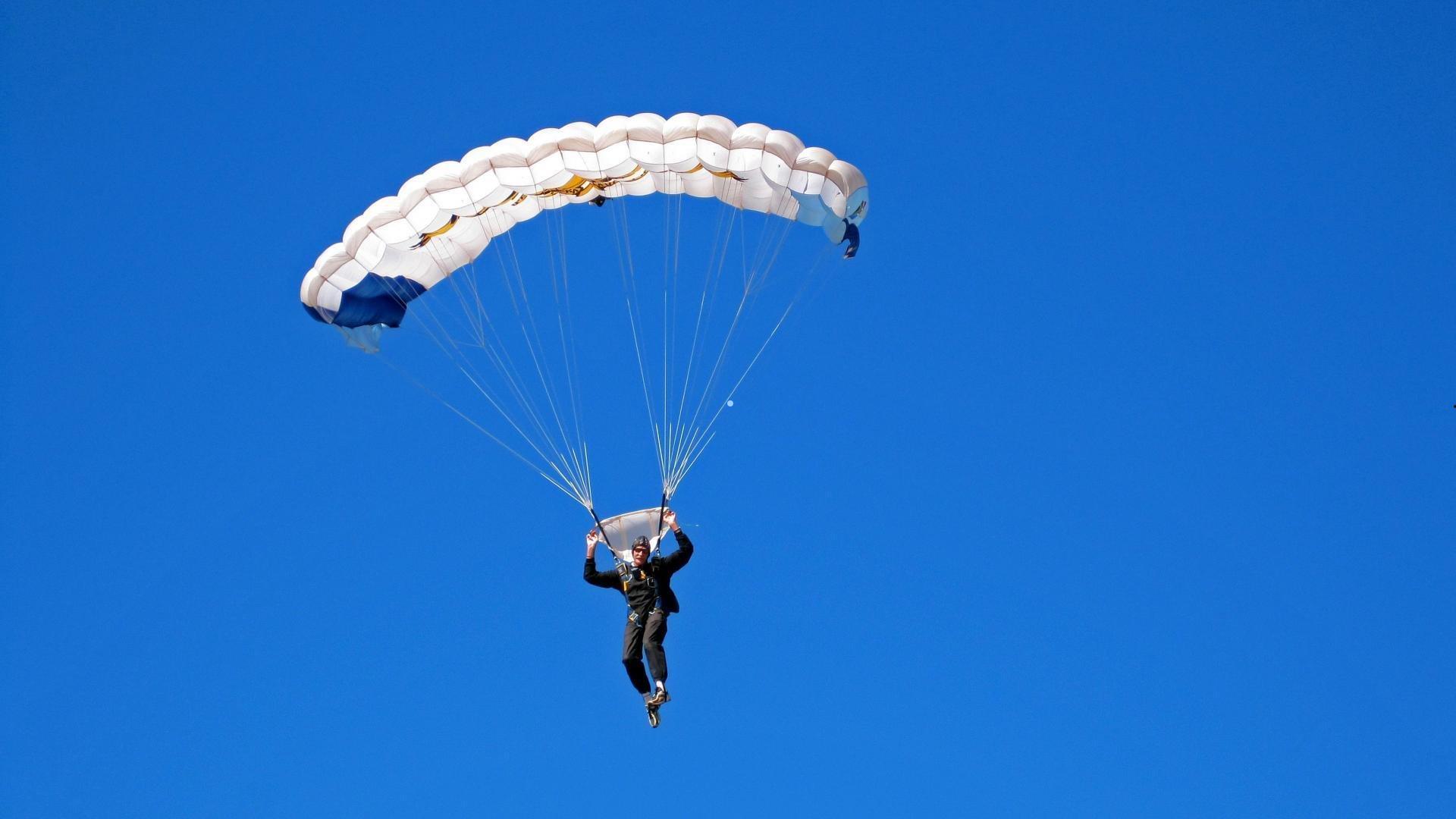 塞巴里脚后跟魔术般变向低射，恩瓦巴利神扑力保球门不失